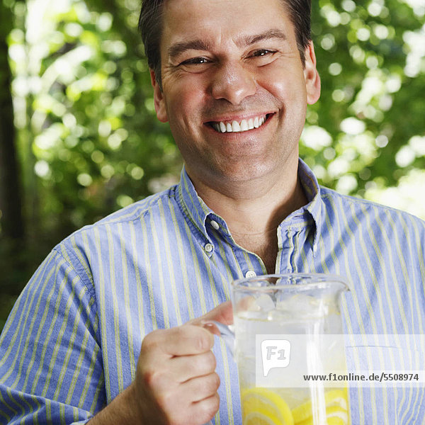 Portrait Mann halten reifer Erwachsene reife Erwachsene Kanne Limonade