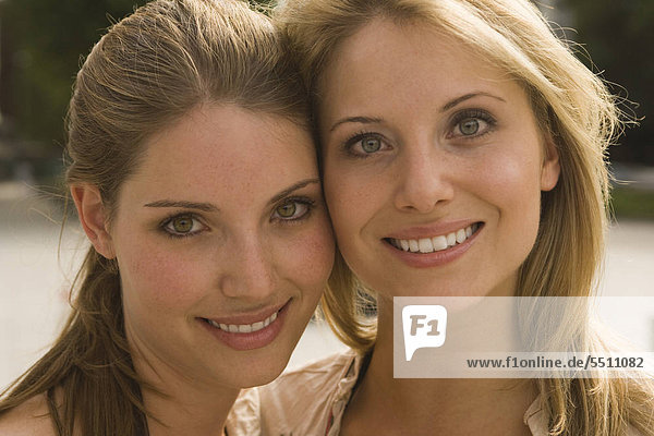 Zwei junge Frauen Seite an Seite