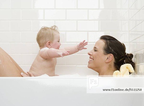 Mutter und Baby in Badewanne