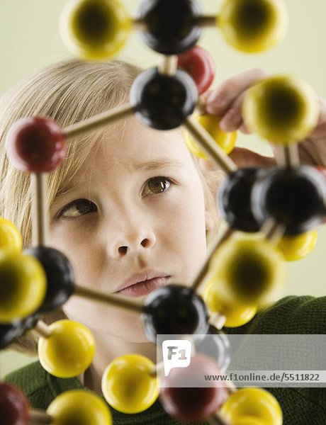 Junge betrachtet molekulare Modell