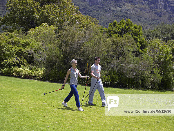 Pärchen beim Nordic Walking