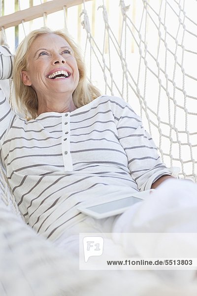 liegend,liegen,liegt,liegendes,liegender,liegende,daliegen,Senior,Senioren,Frau,Fröhlichkeit,Hängematte,Tablet PC
