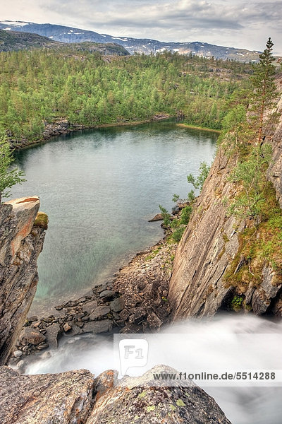 Wasserfall unterhalb vom Storskogvatnet See  Rago-Nationalpark  Nordland  Norwegen  Skandinavien  Europa
