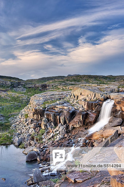 Wasserfall im Rago-Nationalpark  Nordland  Norwegen  Skandinavien  Europa