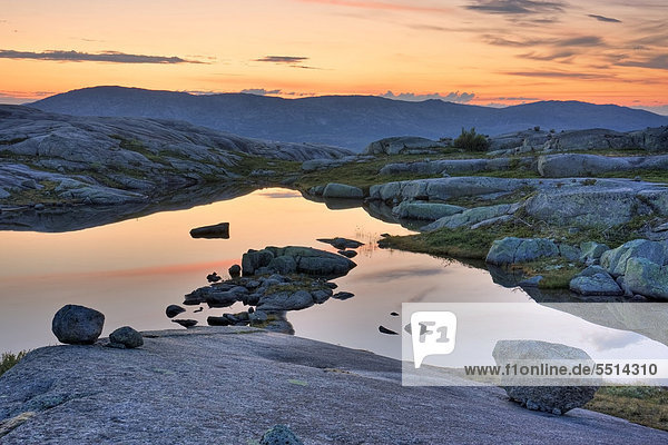 Lagune im Rago-Nationalpark  Nordland  Norwegen  Skandinavien  Europa