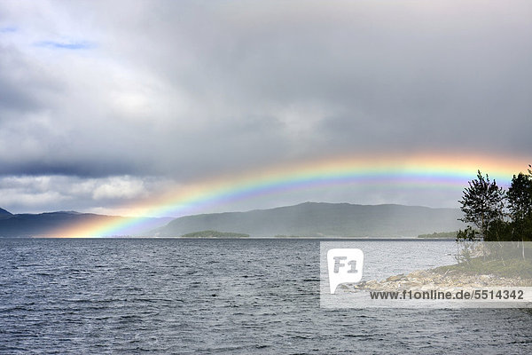 Regenbogen über dem Saedvajaure See  Norrbotten  Schweden  Skandinavien  Europa