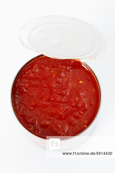 Geöffnete Konservendose mit Tomatenstücken  von oben
