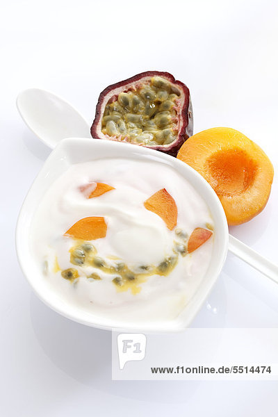 Porzellanschälchen mit Joghurt und Maracuja-Frucht und Aprikose