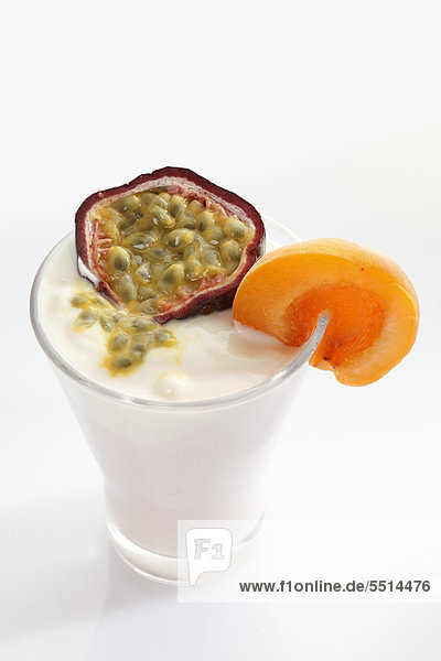 Ein Glas mit Joghurt  Aprikose und Maracuja-Frucht