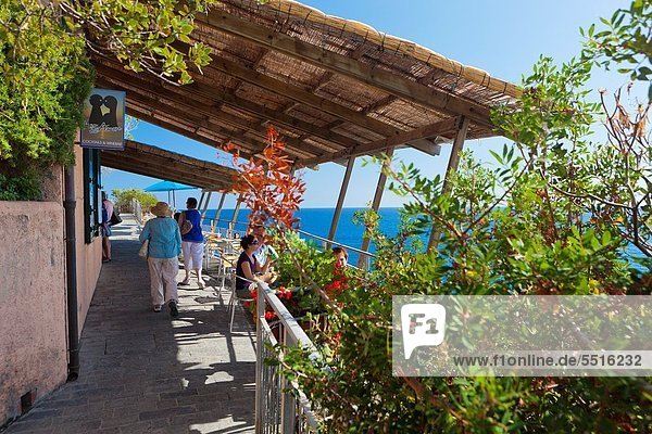 Anschnitt Europa Liebe gehen folgen Beleuchtung Licht blau sprechen Italien Ligurien Manarola Riomaggiore Prozess
