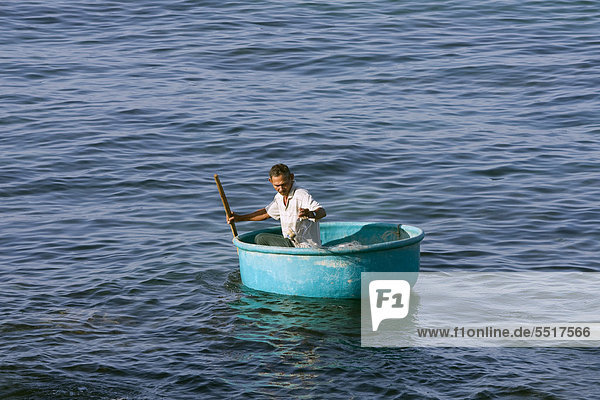 Fischer im traditionellen Rundboot  Phu Quoc island  Vietnam  Südostasien