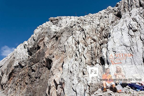 Bergsteiger bei der Rast Dachstein Steiermark Österreich Europa
