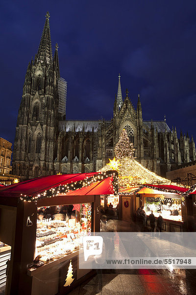 Weihnachtsmarkt am Kölner Dom  Domplatte  Köln  Rheinland  Nordrhein-Westfalen  Deutschland  Europa