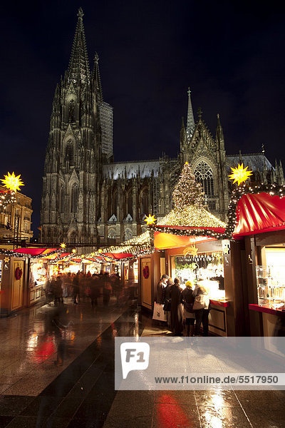 Christmas market in front of Cologne Cathedral  Domplatte square  Cologne  Rhineland  North Rhine-Westphalia  Germany  Europe