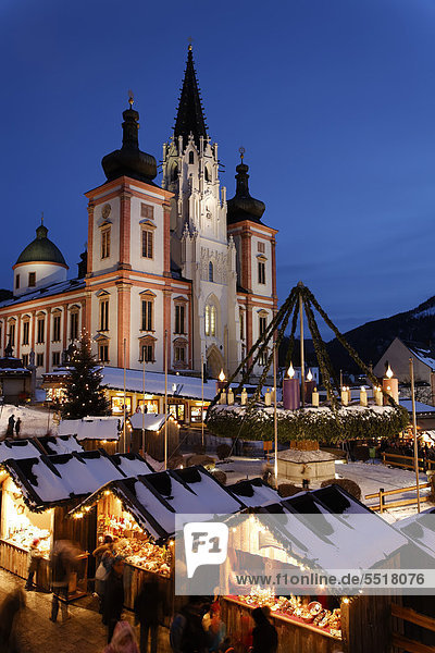 Adventmarkt bei der Basilika am Hauptplatz in Mariazell  Wallfahrtsort  Obersteiermark  Steiermark  Österreich  Europa