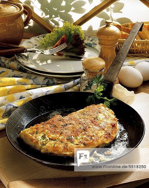 Omelette Savoyer Art  deftig durch Räucherspeck  Kartoffeln und Lauch  Frankreich  Rezept gegen Gebühr erhältlich