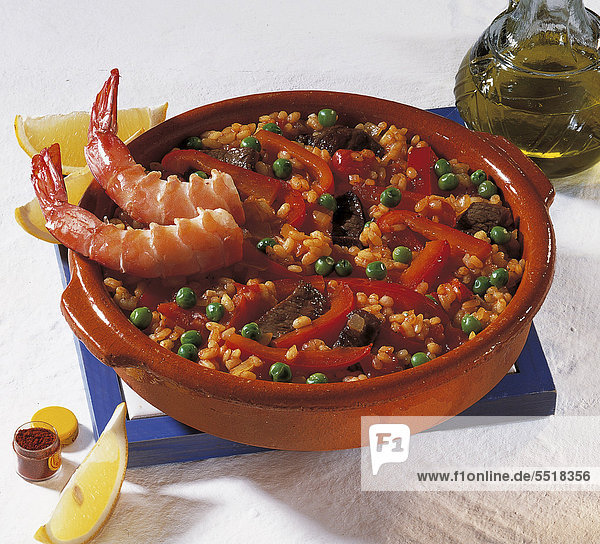 Wildschwein-Paella  mit Paprika  Erbsen  Tomaten  Rundkorn-Reis und Garnelen  Spanien  Rezept gegen Gebühr erhältlich