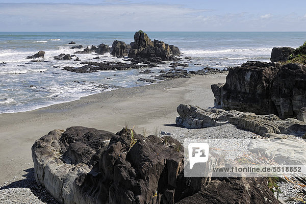 Küstenlandschaft mit Felsen und Sandstrand südlich von Punakaiki  Highway 6  Tasman Sea  Westküste  Südinsel  Neuseeland