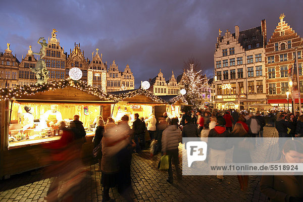 Weihnachtsmarkt am Rathaus auf dem Grote Markt  umsäumt von alten Gildehäusern. Altstadt  Antwerpen  Flandern  Belgien  Europa