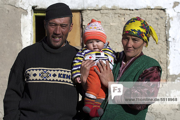 Kirgisenpaar mit Baby  Pamir  Tadschikistan  Zentralasien