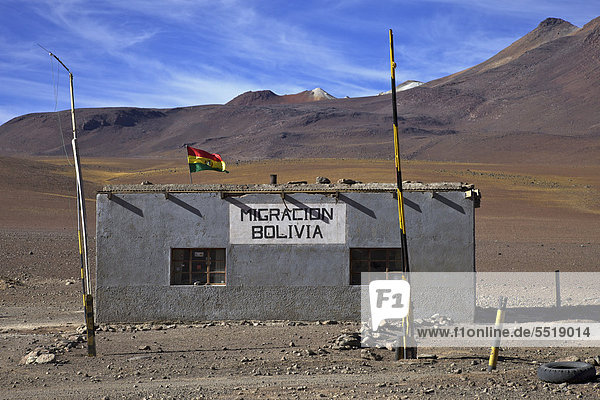 nahe Chillipulver Chilli Bolivien Grenze Potosi Südamerika Haltestelle Haltepunkt Station