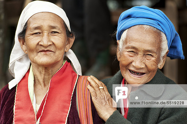 Mutter  87 Jahre  und Tochter  65 Jahre  vom Bergstamm der Palong  in einem Norlae Dorf  Nordthailand  Thailand  Asien