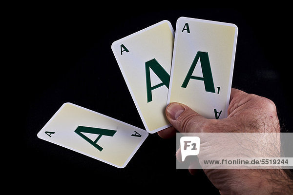 Drei A auf Spielkarten  Symbolbild für die Bewertung Triple A der Rating-Agenturen