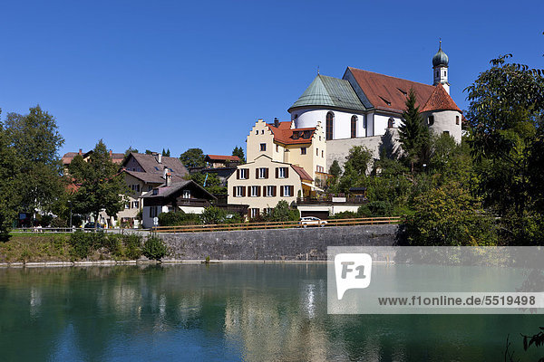 Franziskanerkloster  Fluss Lech  Füssen  Ostallgäu  Allgäu  Schwaben  Bayern  Deutschland  Europa  ÖffentlicherGrund