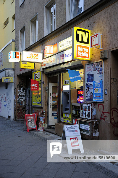 Reklame und Werbung an einem Kiosk in Kreuzberg Schlesisches Tor  Berlin  Deutschland  Europa