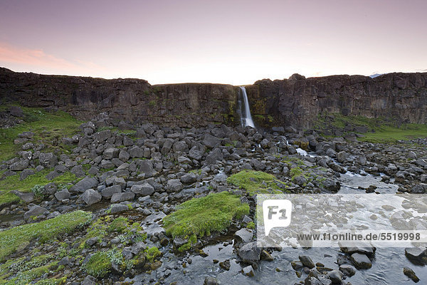 Wasserfall Öxar·rfoss und Fluss Öxar·  Grabenbruchzone oder Riftzone  Thingvellir  _ingvellir Nationalpark  Island  Europa