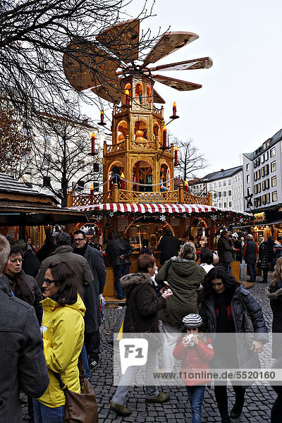 Deutsche Weihnachtspyramide auf einem Weihnachtsmarkt  München  Oberbayern  Bayern  Deutschland  Europa