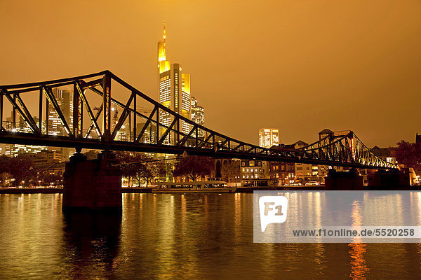 Skyline Skylines beleuchtet Europa über Brücke Fluss Frankfurt am Main Abenddämmerung Deutschland Hessen
