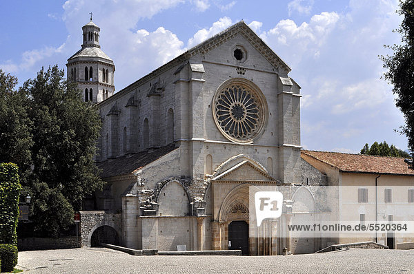 Hauptfassade der gotischen Klosterbasilika der Zisterzienserabtei Fossanova bei Priverno  Latium  Italien  Europa