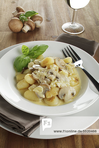 Kartoffel-Gnocchi mit Champignons in Rahmsoße
