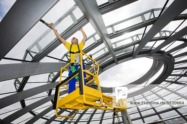 Glas- und Gebäudereiniger reinigen die Kuppel des Bundestages  Berlin  Deutschland  Europa