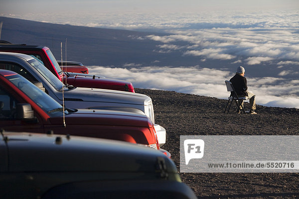 On the summit of the Mauna Kea volcano  4205m  with views above the clouds  Mauna Kea  Hawaii  USA