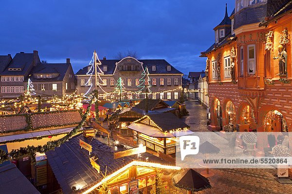 Weihnachtsmarkt vor dem Rathaus  Goslar  Niedersachsen  Deutschland  Europa