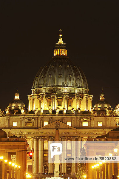 Petersdom  beleuchtet bei Nacht  Vatikan  Rom  Italien  Europa