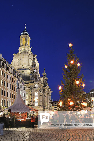 Christmas market at Frauenkirche  Church of Our Lady  Dresden  Saxony  Germany  Europe