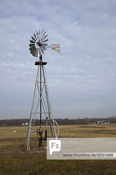 A windmill pumps methane gas from decaying garbage at St. Clair County's Smith's Creek Landfill  used by DTE Biomass Energy to generate enough electricity to power about 3  000 homes  Smith's Creek  Michigan  USA