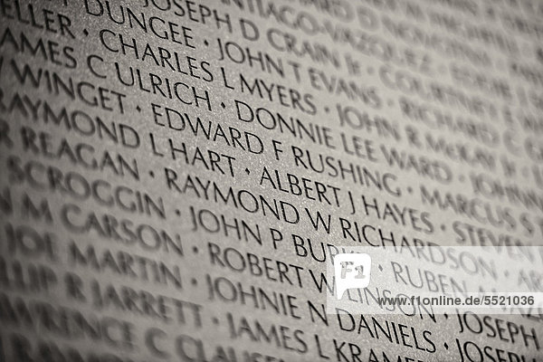 Schwarz-weiß-Aufnahme  Sepia  Vietnam Veterans Memorial Wall  Nationale Gedenkstätte mit Namen gefallener US-Soldaten im Vietnamkrieg  Washington DC  District of Columbia  Vereinigte Staaten von Amerika  USA  ÖffentlicherGrund