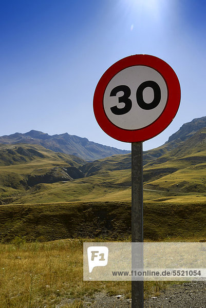 Verkehrszeichen Tempolimit 30 an der Passstraße auf dem Weg zum El Portalet  Grenzkamm zwischen der Region Aragonien und dem französischen DÈpartement Hautes-PyrÈnÈes  Spanien  Europa  ÖffentlicherGrund