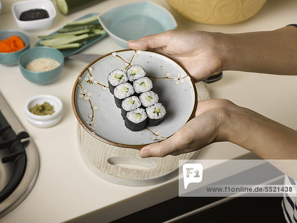 Frau  Sushi  halten  Teller