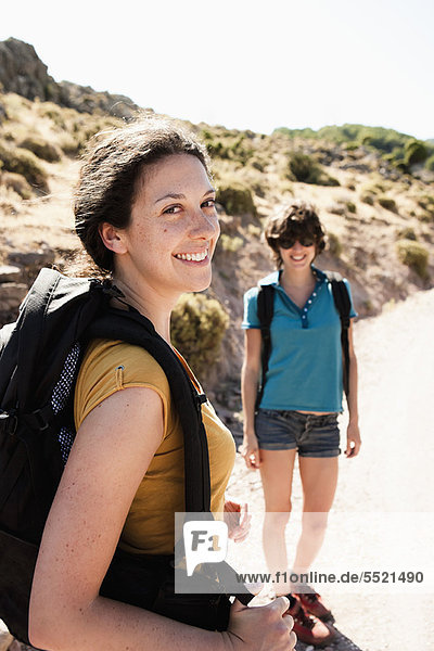 Frauen beim gemeinsamen Wandern am Berg