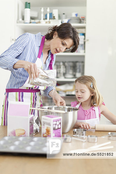 Mutter und Tochter beim Backen in der Küche