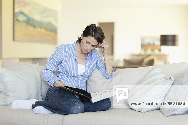 Frau liest auf der Couch