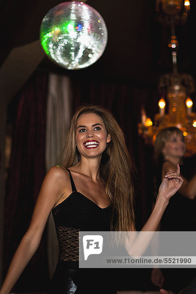 Frau  lächeln  tanzen  Verein