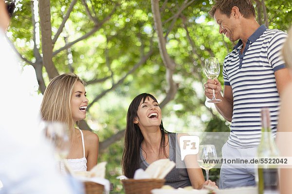 Außenaufnahme  Freundschaft  Wein  Tisch  freie Natur