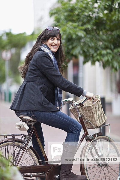Frau  lächeln  fahren  Großstadt  Fahrrad  Rad