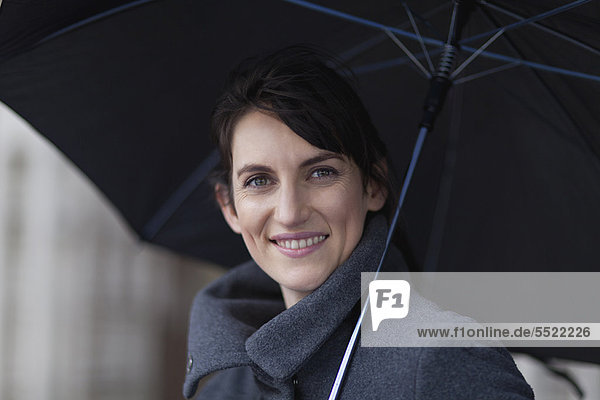 Frau  lächeln  Regenschirm  Schirm  unterhalb